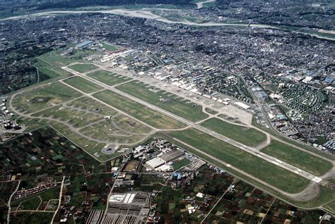 Yokota air base - 横田飛行場（よこたひこうじょう）は、日本の東京都 多摩地域中部にある軍用飛行場。 アメリカ空軍の横田基地（よこたきち、英語: Yokota Air Base ）が設置され、航空自衛隊も所在している。 